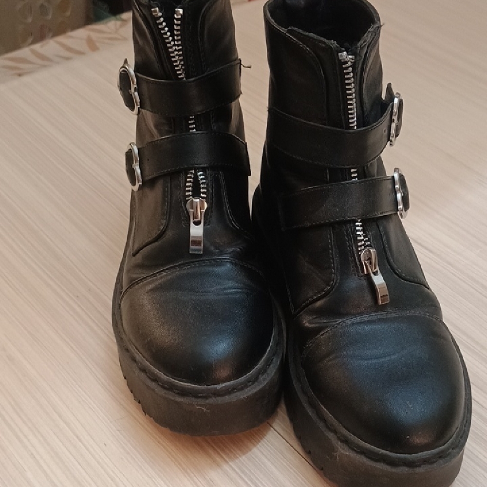 Hot Topic Black Combat Boots with Heart Details - Picture 3 of 6